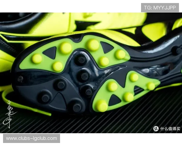 足球丁字鞋：助力足球运动员在赛场上快速启动与精准控制的必备装备